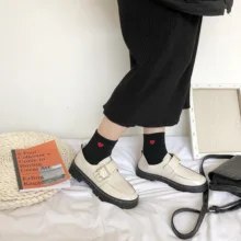 Женская Осенняя обувь на низком каблуке; модная женская обувь из лакированной кожи на платформе; женская обувь без застежки