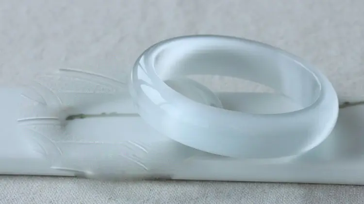 

A white cat's eye stone bracelet: female crystal jewelry marriage help transport 28%