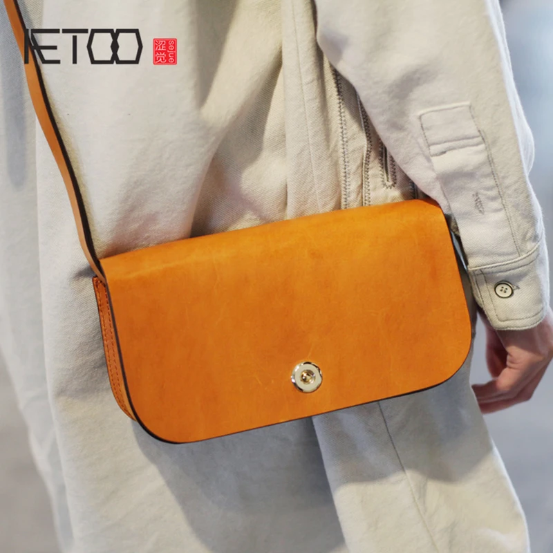 

AETOO Simple small square bag, female retro literary single shoulder crossbody bag, temperament small bag