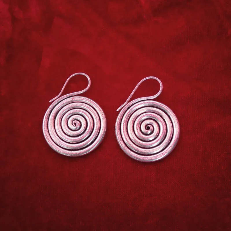 

Guizhou handmade jewelry Miao jewelry handmade Miao silver personalized earrings earrings small vortex craft wholesale