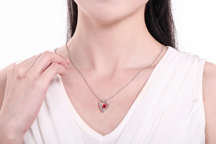 720 red hearts necklace model