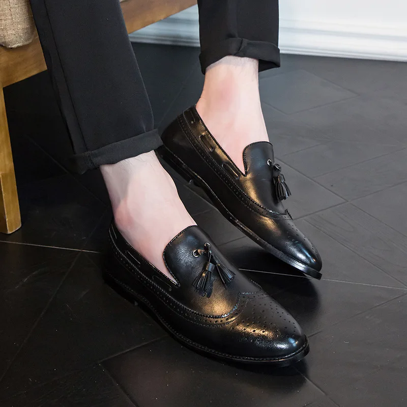Новые туфли с перфорацией, британские ветер молодежи мужская деловая повседневная обувь популярные мужские туфли с кисточками повседневная обувь из кожи - Цвет: Черный