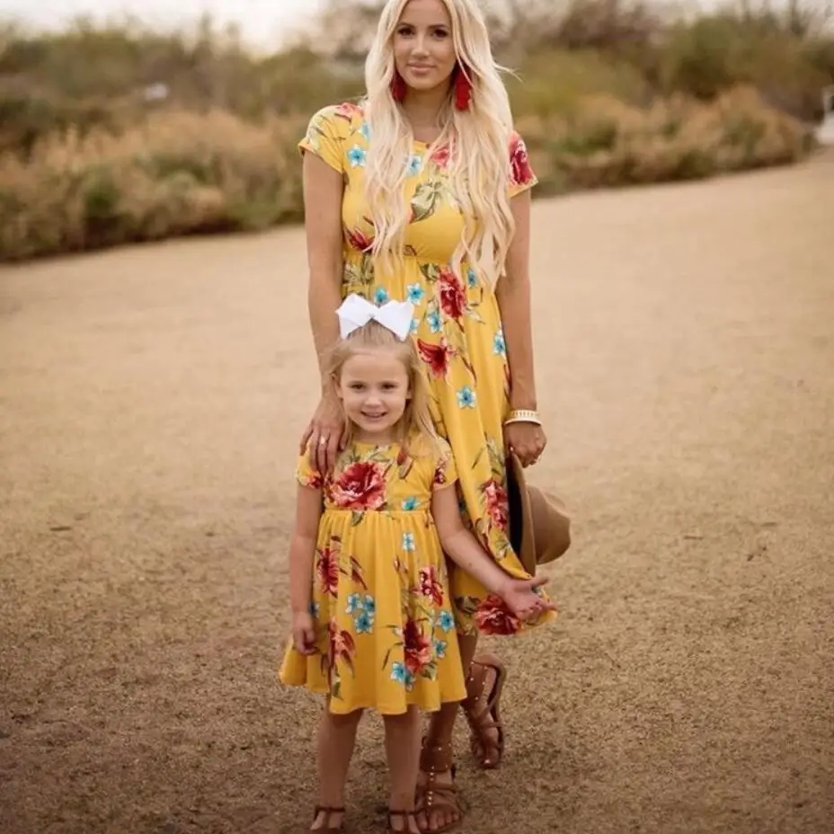 Платья для мамы и дочки; повседневная одежда с короткими рукавами «Мама и я»; Семейные комплекты с цветочным принтом; платья