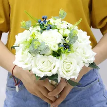 Портбукет с цветами, лес, белая роза, ягоды невесты, держащей искусственные цветы, свадьба