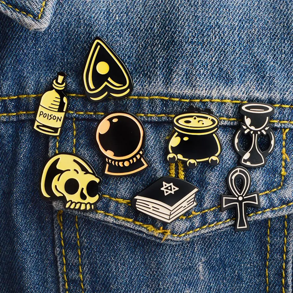 

1PC Witch Wizard Item Soothsayer Crystal Candle Potion Cauldron Poison Ouija Skeleton Dark Pin Enamel Pins Brooches badages