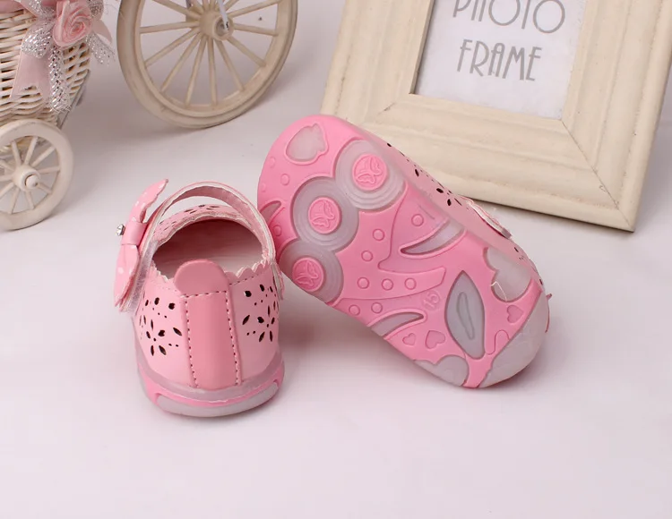 Летние сандалии для девочек детская обувь с бантом маленькие детские сандалии из искусственной кожи Fille принцесса обувь для девочек светодиодные сандалии для младенцев Menina