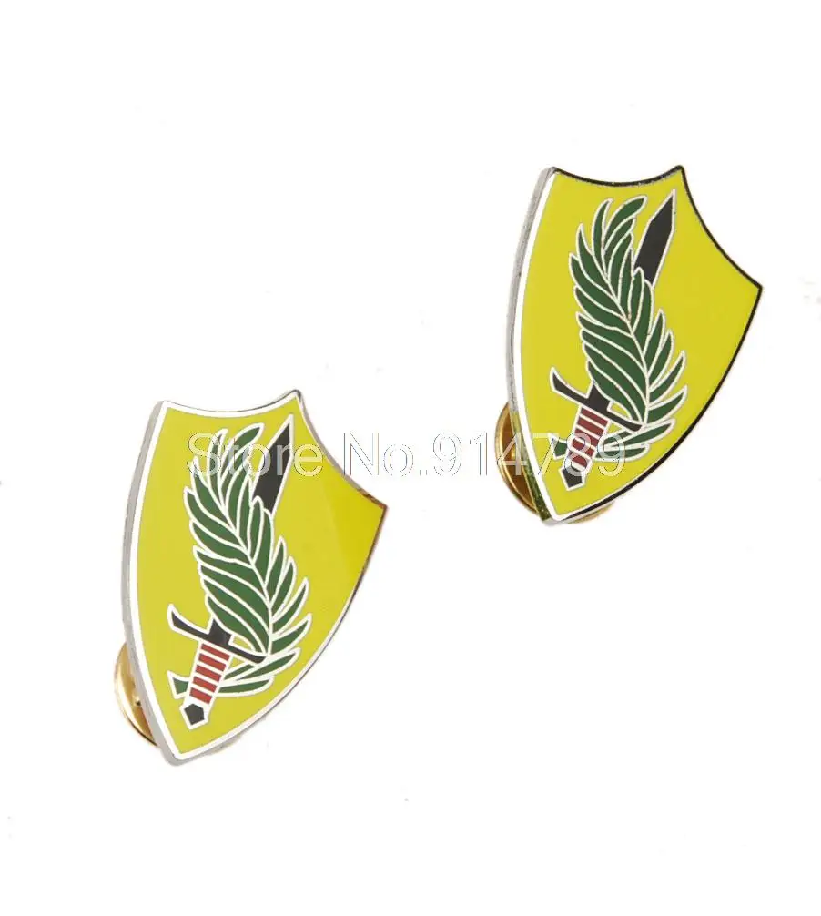 

PAIR OF US ARMY SPECIAL FORCES METAL PIN BADGE-35109