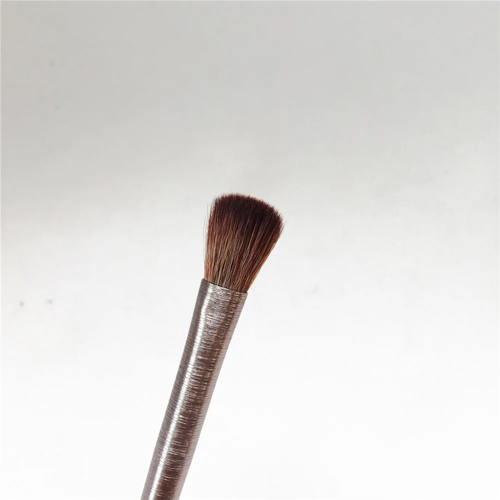 Urban Decay Brush E205 Iconic Eyeshadow _ 2