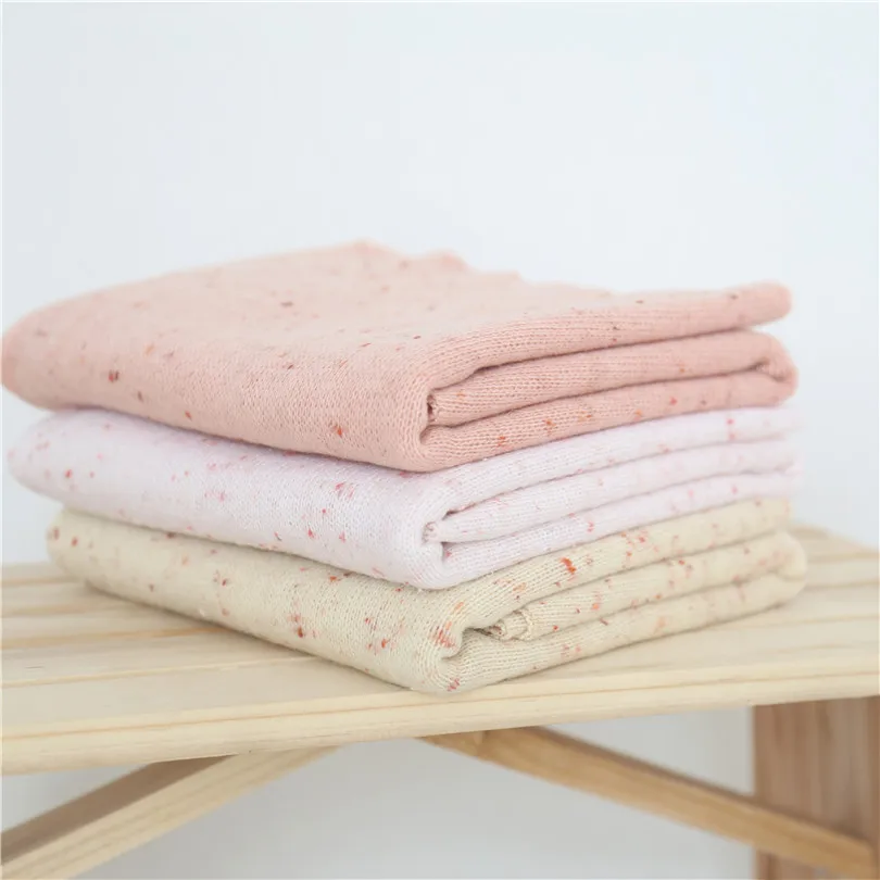 Мягкое трикотажное одеяло персикового цвета с рисунком комбинезон тканевое