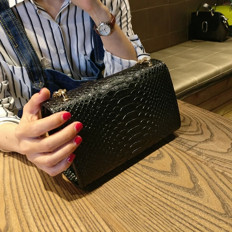Bolsos de diseñador con solapa de cocodrilo de moda para mujer bolsos 2018 negro blanco pequeño día embrague oro cadena chicas Crossbody bolsos