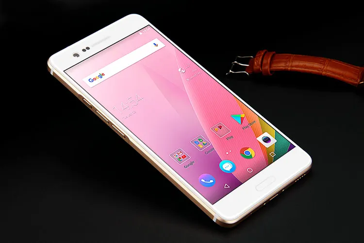 SHARP Z3 FS8009 4GB RAM 64GB ROM Qualcomm Snapdragon 652 1.8GHz Octa Core 5.7 Inch 2.5D Corning Gorilla Glass 2K WQHD Screen Android 7.0 4G LTE Smartphone