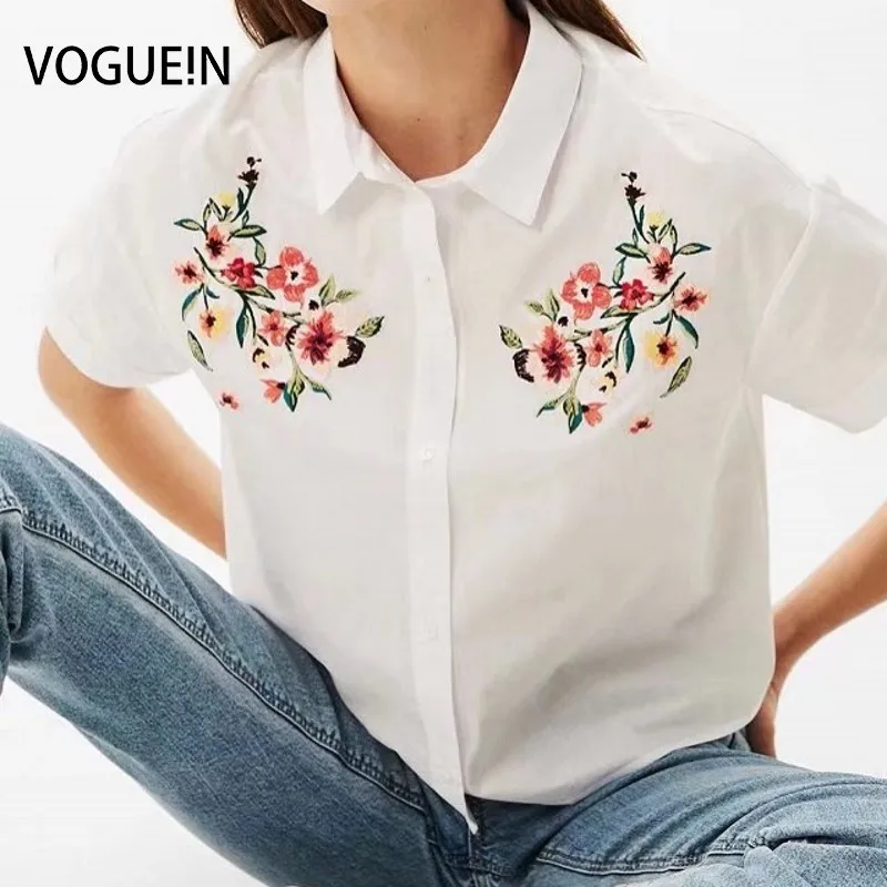 Женская блузка VOGUEIN белая с коротким рукавом и цветочной вышивкой на кнопках
