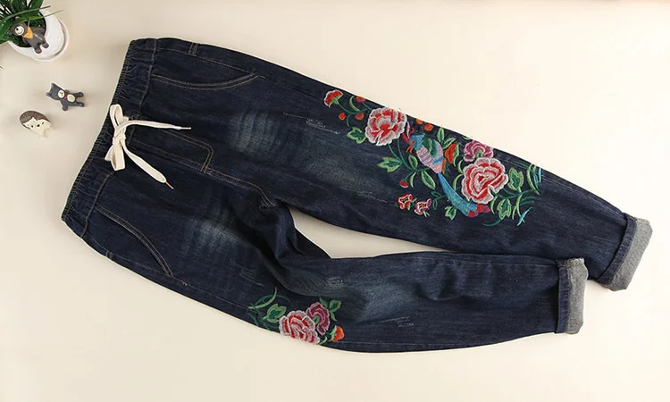 Сезон: весна–лето Повседневное Для женщин шаровары Джинсы для женщин эластичный пояс цветочный Вышивка модные женские туфли Винтаж джинсовые штаны Y242
