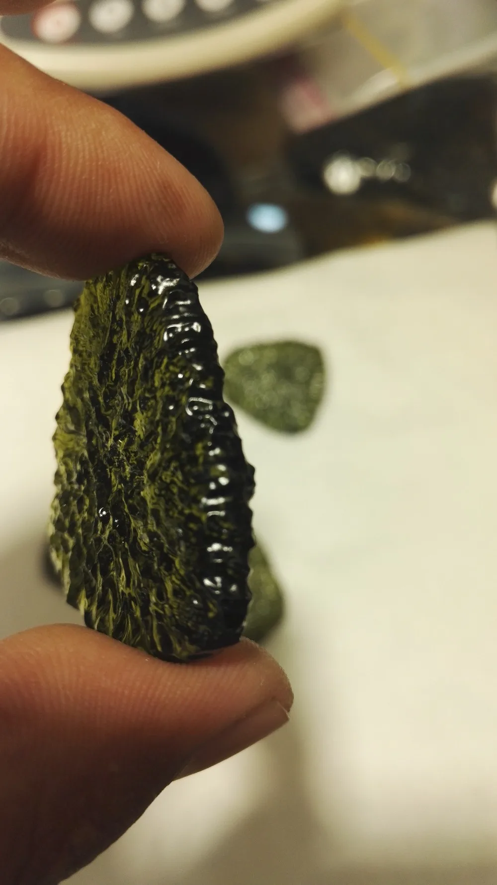 Новые продукты природного Чешский moldavite зеленый аэролиты Кристалл Рейки Исцеление камень энергии apotropaic 20 г-25 г взять с собой gem