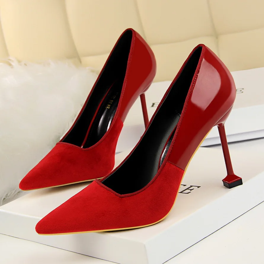 

Fashion high heel stiletto high heel shallow mouth pointed sexy nightclub patent leather fur color matching single shoes.