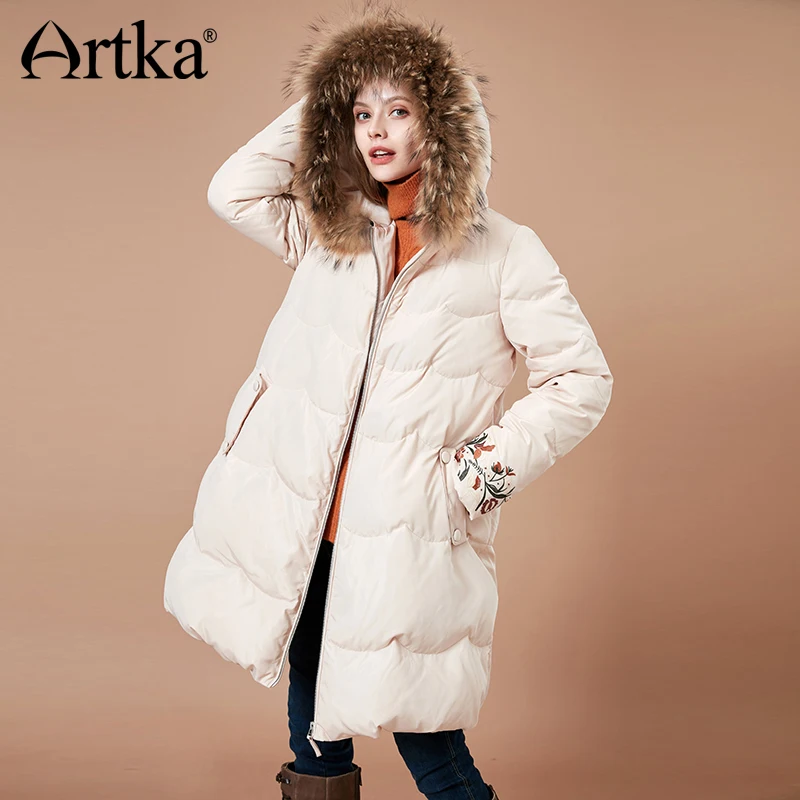 Goede ARTKA 2018 Nieuwe Geborduurde Grote Raccoon Dog Fur Afneembare Kraag A lijn Lange Vrouwelijke 90% Witte Eendendons Jas ZK10880D