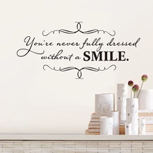 Frete grátis você nunca está totalmente vestido sem um sorriso-vinil elegante decalque da parede adesivo para sala de meninas arte decoração