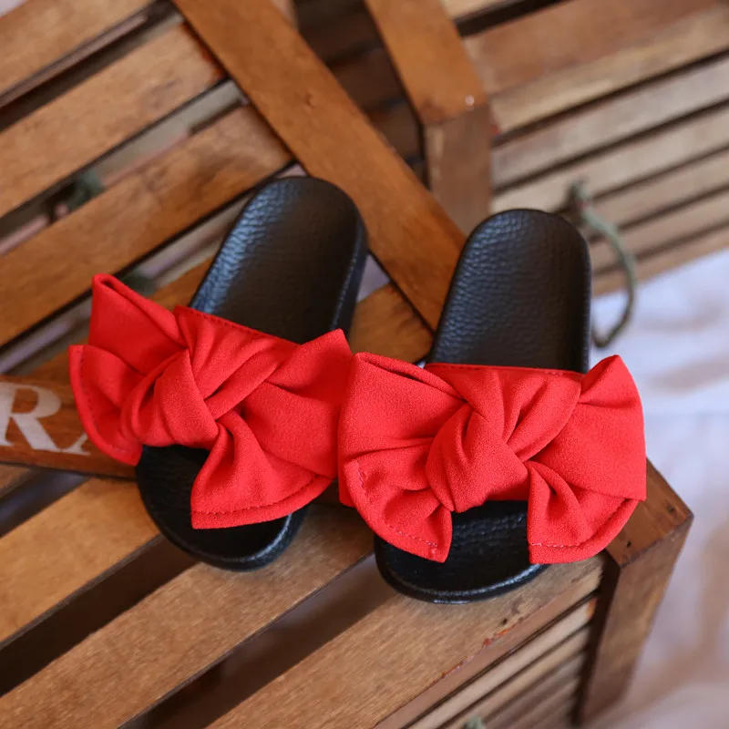 Модные шлепанцы для мамы и дочки, 3 цвета Летняя стильная детская обувь с бантом, красивая обувь на плоской подошве, пляжная обувь семейная обувь для сада - Цвет: Red
