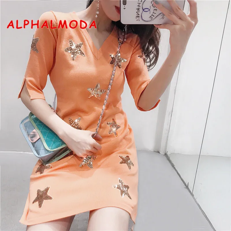 Женское трикотажное платье ALPHALMODA облегающее с коротким рукавом и треугольным