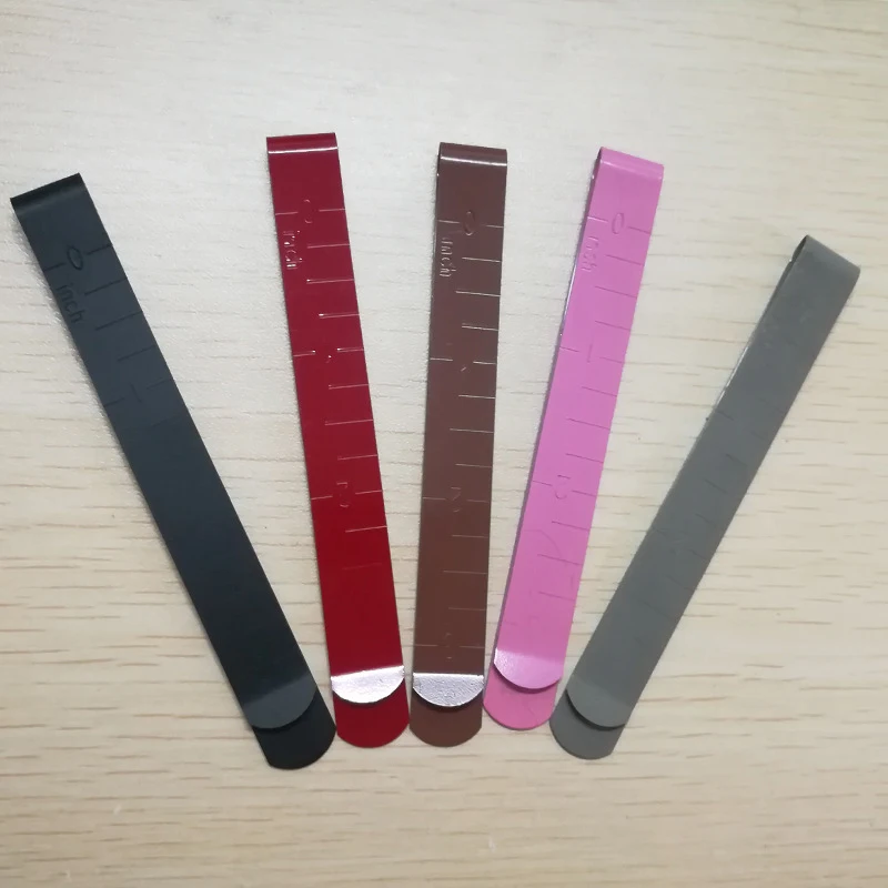 

1Pcs Random Color Metal 3 inches Sewing Rolling Edge Clamp Cloth Rule Mark Fixed DIY Sewing Measuring Ruler Home Sewing Tools