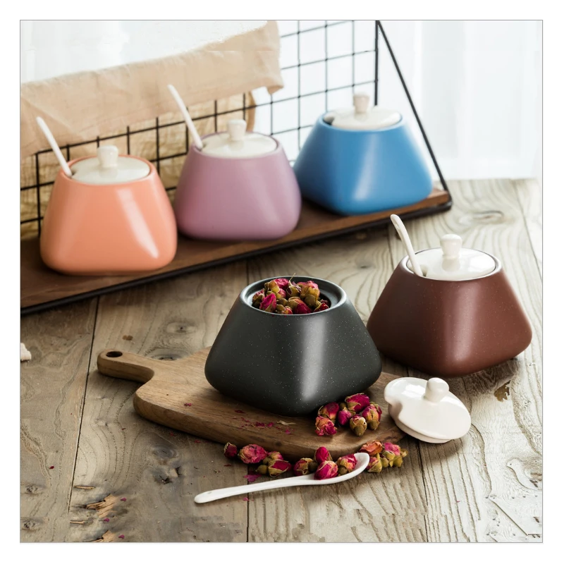 

Three pieces of ceramic seasoning can be made from a simple clamshell bone China seasoning pot set with bamboo cover