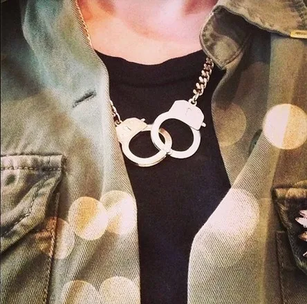 

Fashion accessory design short necklace love handcuffs on metal necklace decorative necklace
