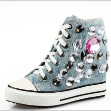 Новинка года; модная Высококачественная джинсовая парусиновая обувь со стразами; повседневные ботинки на танкетке со шнуровкой и высоким каблуком, увеличивающие рост