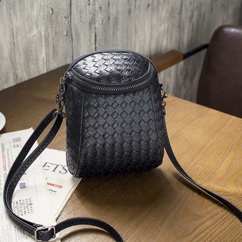

Yuhua, 2020 new women handbags, fashion Korean version shoulder bag, trend circular flap, weaving woman messenger bag.