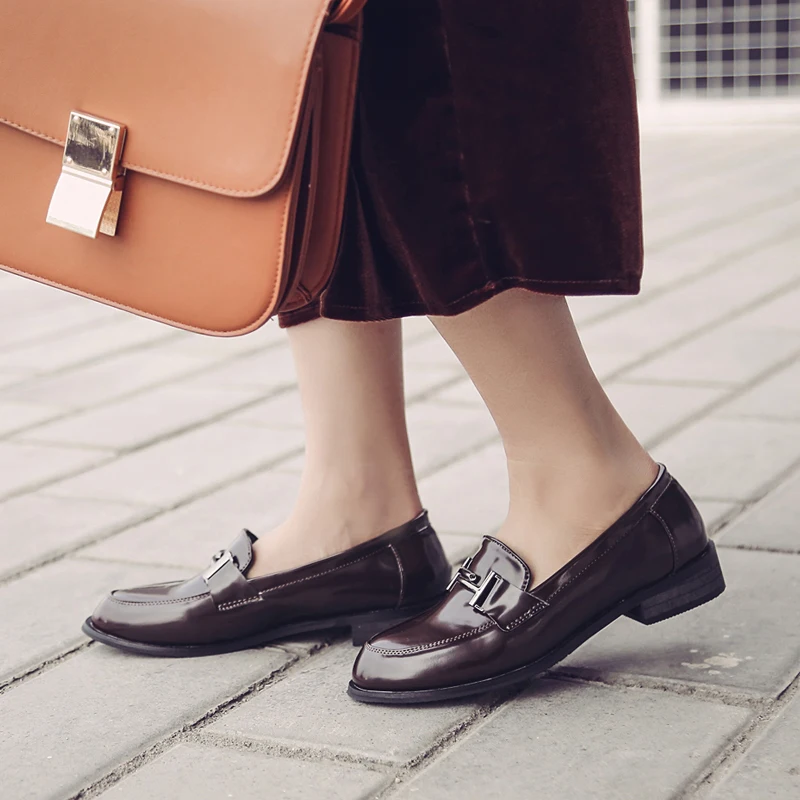 Baimier/осенние черные женские туфли-оксфорды с Т-образным металлическим украшением; женские лоферы с круглым закрытым носком; модная женская обувь на плоской подошве без застежки