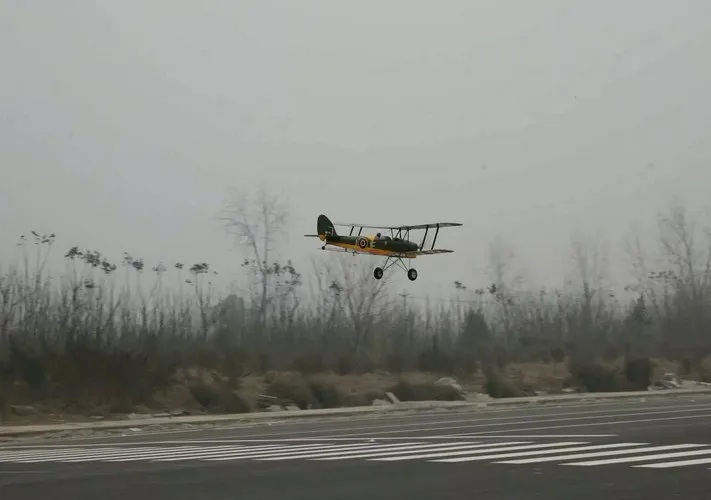 Радиоуправляемый самолет DH82a Tiger Moth Biplane 1,4 м лазерная резка пробкового дерева модель самолета комплект 4CH электрический и газовый радиоуправляемый самолет для взрослых