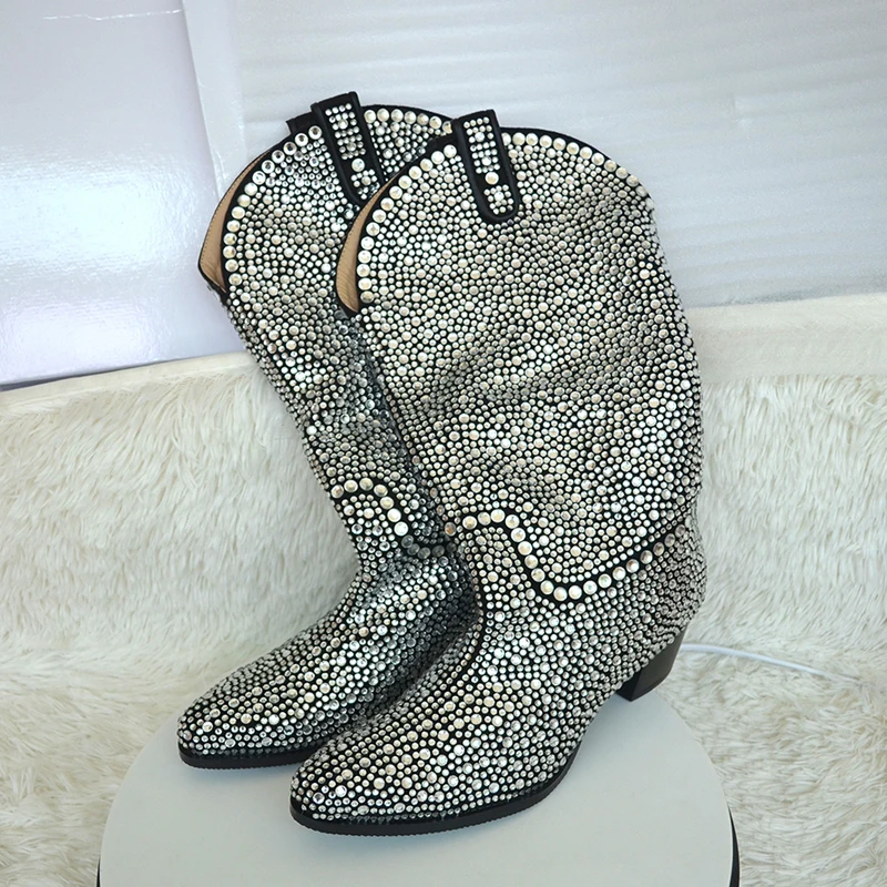 JAWAKYE дизайнерские Роскошная обувь Для женщин Стразы Сапоги до колен острый носок со стразами с длинными ботинки средней высоты на плоском квадратном каблуке; ботинки с кристаллами