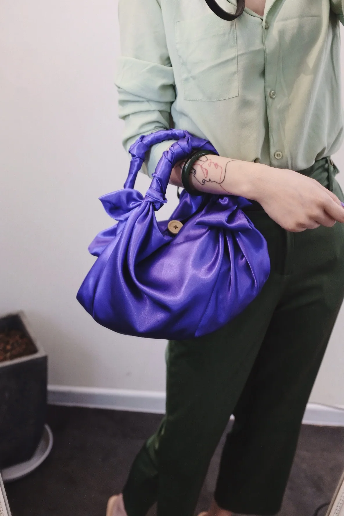 Новая праздничная Сумка-пельменка из шелка и бархата, стильная сумочка, однотонная классическая элегантная сумка для отдыха, изысканная плиссированная женская сумка с ручкой сверху
