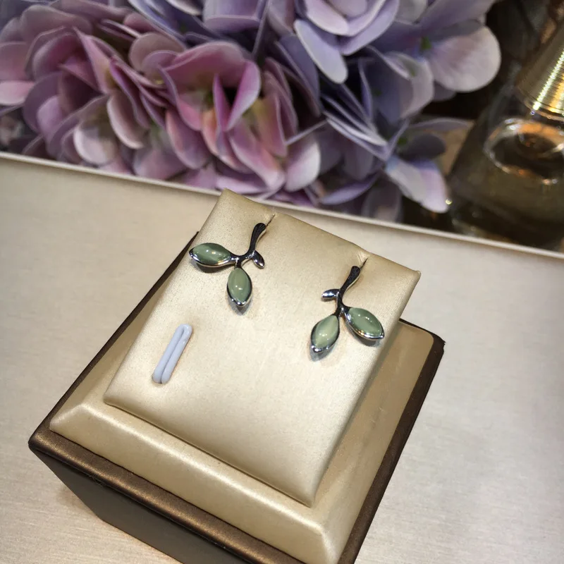 

2018 New Arrival Sweet Designer Green Precious Stone Stud Earrings Pure Sterling Silver Leaf Earrings Stud
