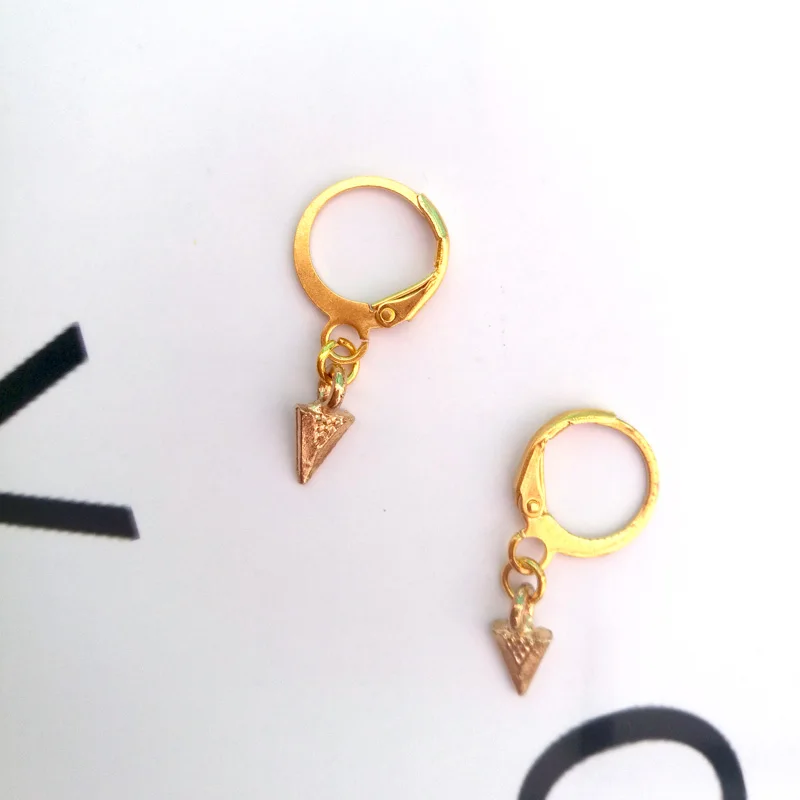 

WTLTC Simple Dangle Mini Triangle Hoop Earrings Femme Small Tiny Huggie Earrings Minimal Geometric Charm Hoops Earrings Feminine