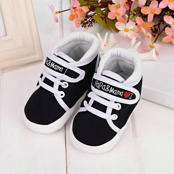 Детская обувь с надписью «I Love PaPa& MaMa»; мягкая подошва с принтом в виде сердца; удобная мягкая обувь для новорожденных 0-18 месяцев - Цвет: Черный