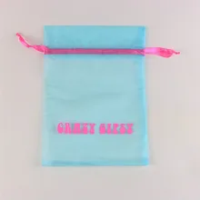 500 шт./лот Цена по прейскуранту завода дешевых оригинальные мешочки из органзы со шнурком, с рисунком в виде красной лентой напечатанный логотип торговой марки