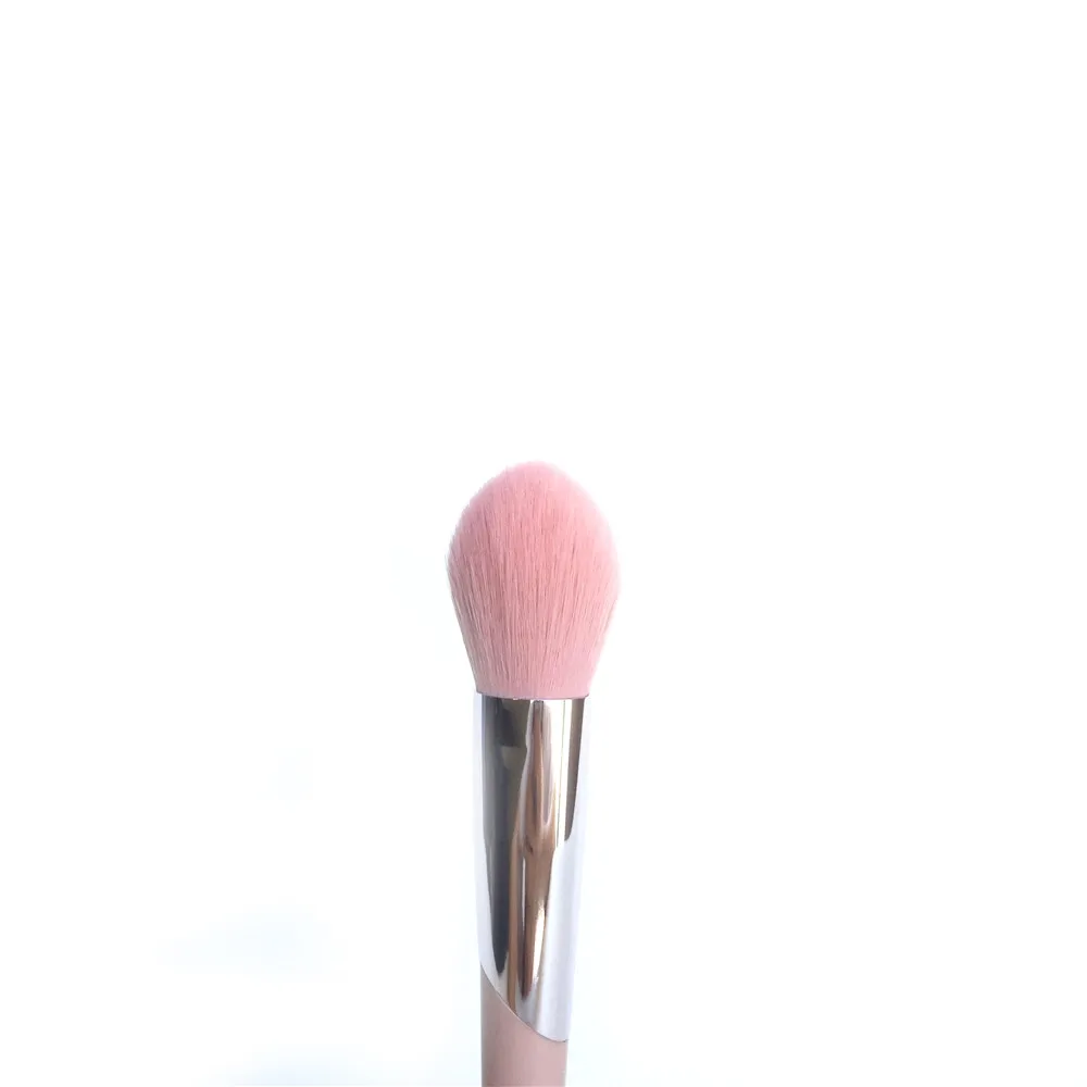 FB180 Tapered Blush Brush _ 1
