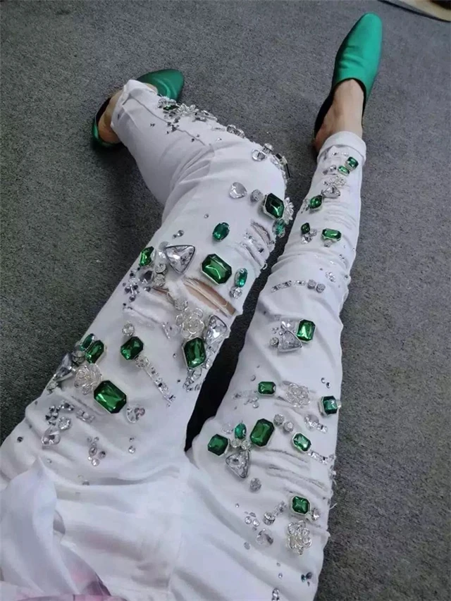 Высококачественные дизайнерские белые джинсовые брюки с зелеными бриллиантами, обтягивающие Стрейчевые узкие брюки, рваные брюки с низкой талией и длиной до щиколотки
