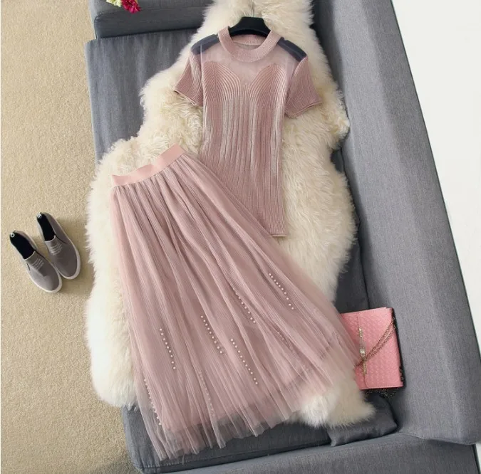 

2019 New Fashion Summer Women's Hollowed Ice Silk Short Sleeved T-shirt + Bead Long Gauze Skirt Two Piece Girls Sweet Skirt Suit