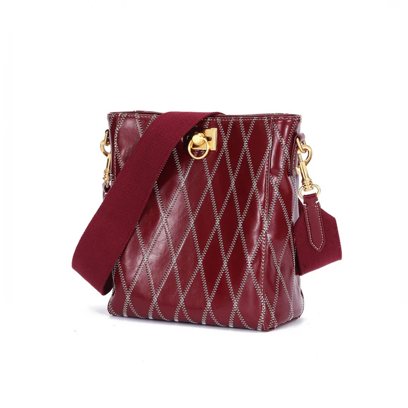 

Leather 2019 New Broadband Single Shoulder Slant Bag Small Fragrance Vagrant Bag Large Capacity Bucket