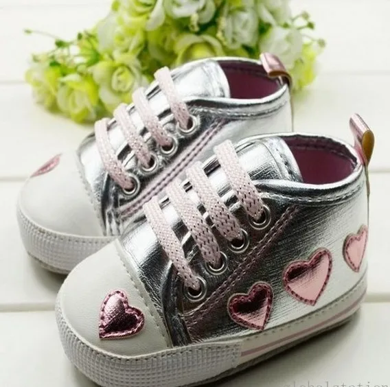 Милая розовая мягкая обувь с сердечками для маленьких девочек, кроссовки для прогулок 0-18 месяцев, Новинка