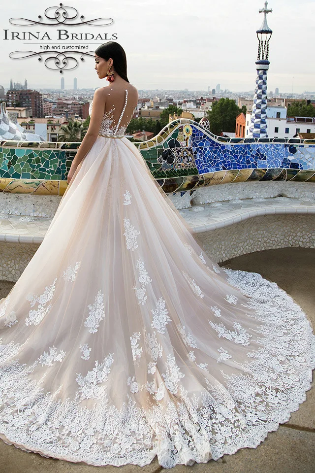 Изготовленное на заказ свадебное платье в стиле хиппи золотого цвета с кружевными аппликациями и отстегивающейся юбкой