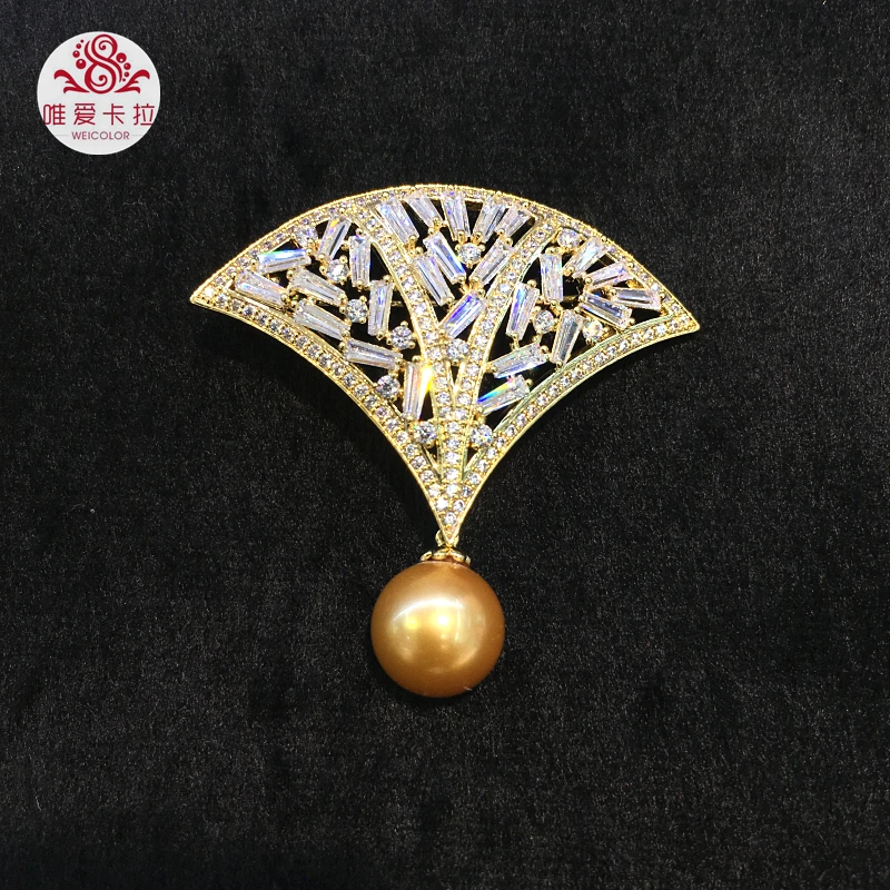 

WEICOLOR Nice Nice Fan Shaped Crystal Brooch With Round Shell Pearl.