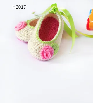 

White crochet baby girl shoes, with follower and ribbon, color can accept need.