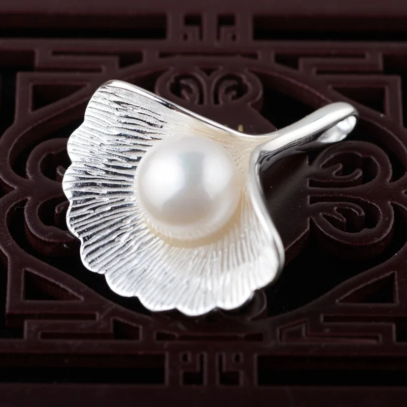 S925 silver inlaid synthetic pearls blossoming beautifully unique shape pendantin Chain