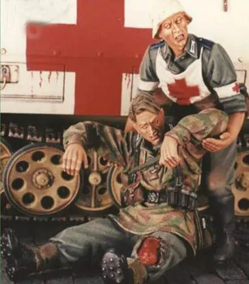 

1/35 Resin Figures WWII German Medic Helping Comrade 2pcs/set (no tank)