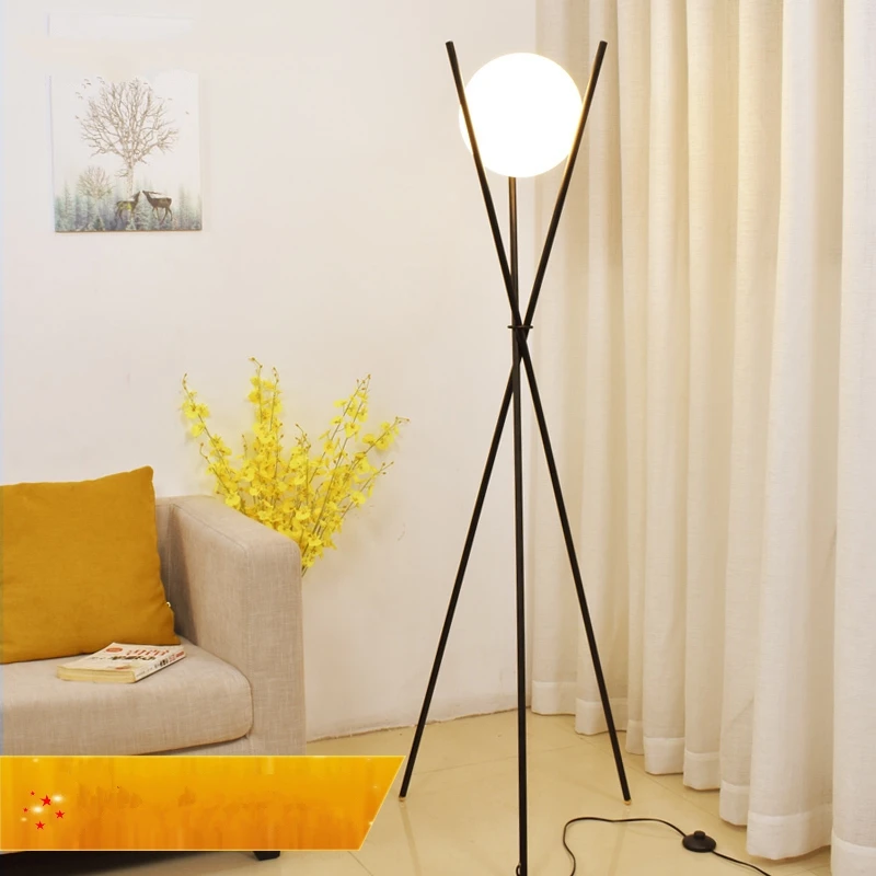 Candeeiros de pé do Tripé Bola de Vidro Lâmpadas de Assoalho Decoração da Casa do Metal do Ouro se as Luzes para Sala de Estar Modernos Quarto Luminárias 4 Luminárias de pé