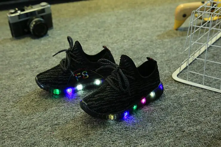 2019 جديد تضيء 4 ألوان LED الرياضة الاطفال أحذية الخريف الأطفال عارضة الفتيان الدانتيل متابعة أحذية أنيقة المطاط أسفل 1-8 سنوات