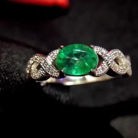 

The natural Columbia emerald ring.Gold inlaid quality,High cleanliness,Size 5 * 7mm,925 silver Seiko mosaic