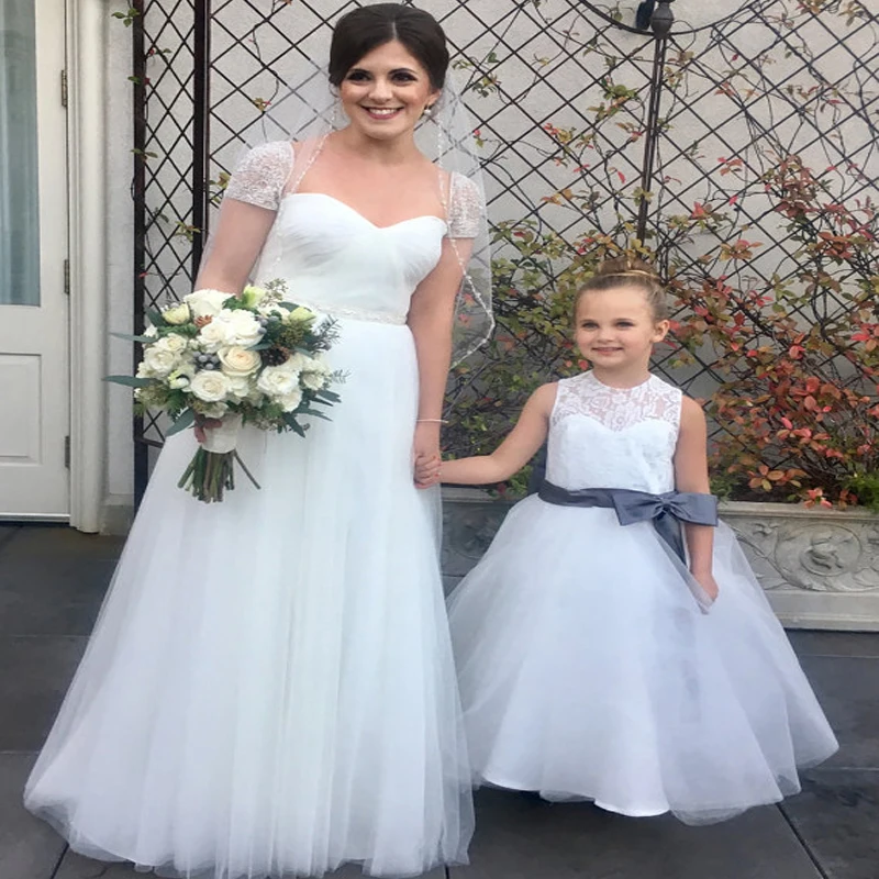 

Flower Girls Dresses for Wedding Tulle Mother Daughter Dresses For Women White And Ivory Lace First Communion Dresses for Girls